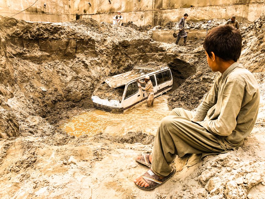 Nepal-Tibet floods: Thick mud and missing thousands hamper search and rescue as Australia sends specialists