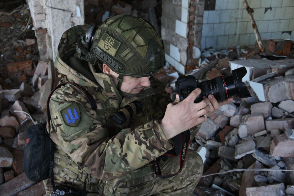 Russian Drone Hunts Ukrainian Market Trader in Kherson, Video Shows